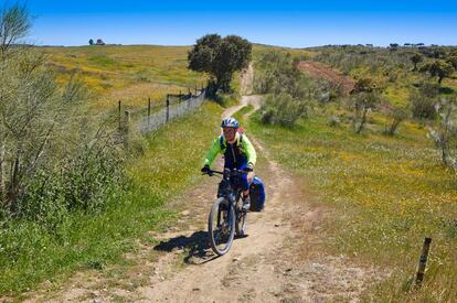 Un ciclista en la Vía de la Plata en Extremadura, camino a Santiago.