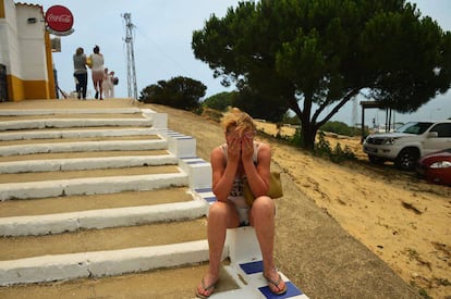 A woman cries on seeing the fire near Mazagón (Huelva).