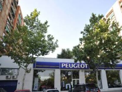 Vista de un concesionario de ventas de vehículos de la marca Peugeot en Madrid. EFE/Archivo
