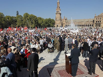 Monteseirín y Chaves (de espaldas), durante el acto de inauguración de la Plaza de España, boicoteado por un grupo de funcionarios.