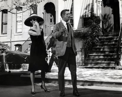 George Peppard y Audrey Hepburn en una escena de 'Desayuno con diamantes', dirigida por Blake Edwards, 1961. Mientras escribía los relatos, Truman Capote tenía en mente a Marilyn Monroe, pero la actriz rechazó el papel debido a que interpretar a una "acompañante" no sería beneficioso para su imagen.