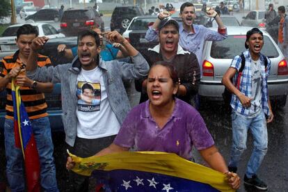 Un grupo de venezolanos protesta en San Cristóbal.
