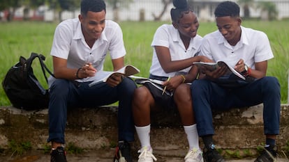 Varios estudiantes de bachillerato observan los libros antes de entrar a las aulas, en La Habana (Cuba).