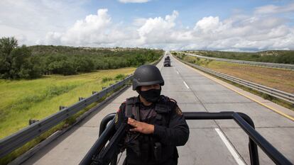 Policías estatales patrullan la carretera Monterrey - Nuevo Laredo (Estado de Nuevo León), en junio de 2021.