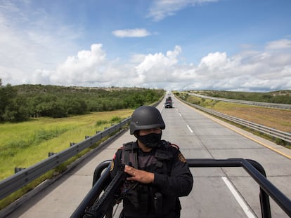 Policías estatales patrullan la carretera Monterrey - Nuevo Laredo (Estado de Nuevo León), en junio de 2021.