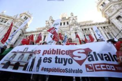 Empleados públicos convocados por los sindicatos UGT, CCOO y CSIF durante una concentración en la plaza de Cibeles de Madrid en protesta contra la reforma de la Administración Local. EFE/Archivo