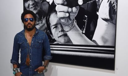 Lenny Kravitz frente a una de sus obras en la inauguración de la exposición.