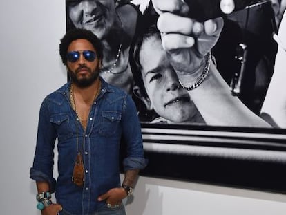 Lenny Kravitz frente a una de sus obras en la inauguraci&oacute;n de la exposici&oacute;n. 