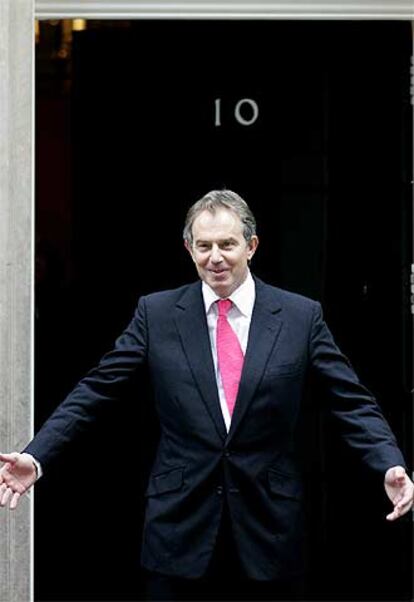 Tony Blair, ante la puerta de su residencia oficial.