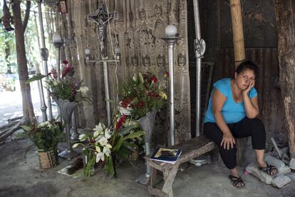 Una mujer vela a sus dos hijos recientemente asesinados por personas vestidas de militares (las pandillas en ocasiones utilizan estos métodos), los cuales fueron levantados junto con la novia de uno de ellos y su vecino, en mitad de la noche, y les torturaron y mataron.