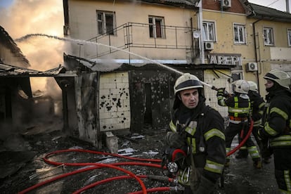 Los bomberos extinguen el incendio en una vivienda tras un ataque ruso en Kiev, este sábado. En la capital ucrania, los combates continúan al noroeste, con las fuerzas rusas a unos 25 kilómetros del centro de la capital, según la inteligencia del Reino Unido.