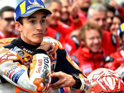 Márquez muestra, tras lograr la pole, cómo quedó su mono tras una accidentada sesión.