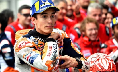 Márquez muestra, tras lograr la pole, cómo quedó su mono tras una accidentada sesión.