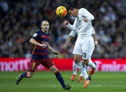 James toca de cabeza ante Iniesta.