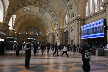 Usuarios en la estación de tren Plaza Constitución.