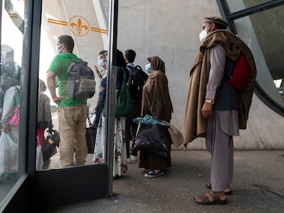 Refugiados afegãos, nesta segunda-feira, no terminal do aeroporto Dulles, em Washington.