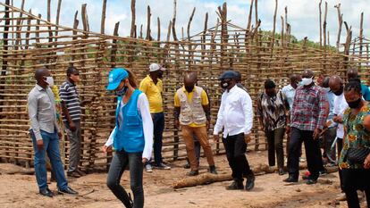 Margarida Loureiro, jefa de la oficina de Acnur en Pemba, en una visita a un asentamiento de mozambiqueños desplazados.