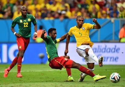 Fernandinho chuta para marcar o quarto gol do Brasil.