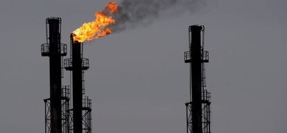 Chimeneas en la refiner&iacute;a de gas y petr&oacute;leo de Brazi, al norte de Bucarest, Ruman&iacute;a. 