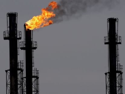 Chimeneas en la refiner&iacute;a de gas y petr&oacute;leo de Brazi, al norte de Bucarest, Ruman&iacute;a. 