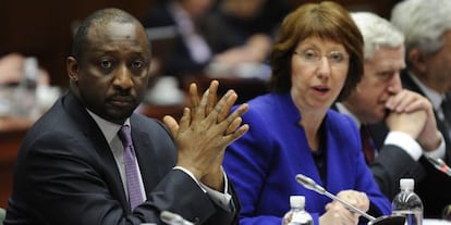 La alta representante de la UE para Asuntos Exteriores, Catherine Ashton, habla con H. Coulibaly, ministro mal&iacute; de Extetiores, el 17 de enero de 2013.