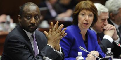 La alta representante de la UE para Asuntos Exteriores, Catherine Ashton, habla con H. Coulibaly, ministro malí de Extetiores, el 17 de enero de 2013.