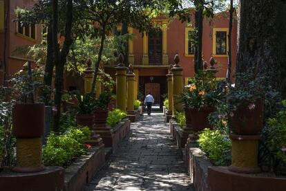 Los jardines de la Casa Alvarado, donde se encuentran árboles centenarios, están repletos de altavoces para crear experiencias sonoras. Allí se pueden escuchar desde cantos de aves de México hasta música de cámara o cánticos indígenas.