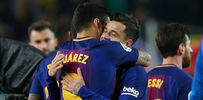 Luis Su&aacute;rez y Coutinho se abrazan tras el derbi.