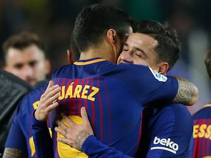 Luis Suárez y Coutinho se abrazan tras el derbi.