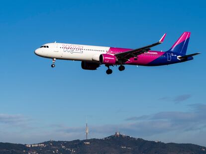 Un avión de Wizz Air aterrizando en el aeropuerto Josep Tarradellas de Barcelona.