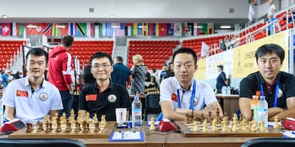 Cuatro de los cinco jugadores de la selección china; de izquierda a derecha: Ding, Yu, Wei y Bu; falta Li.