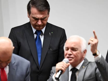 Bolsonaro en el culto de los parlamentarios evangélicos. 