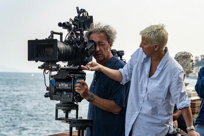 Paolo Sorrentino y la directora de fotografa Daria D'Antonio durante el rodaje de'Parthenope'.
