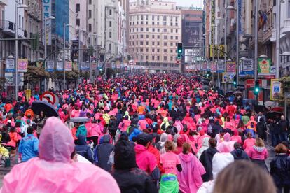 Un total de 32.000 mujeres toman el centro de Madrid este domingo en la XIII Carrera de la Mujer, cuyos beneficios se destinarán a la lucha contra el cáncer.