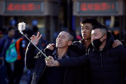 Varios ciudadanos se hacen un selfi, en las cercanías de una estación de Pekín.