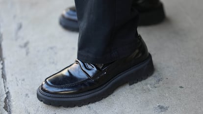 Artículo de EL PAÍS Escaparate sobre unos mocasines para hombre.