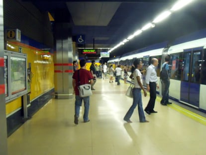 Más personas de lo habitual durante la jornanada de la huelga del suburbano de este miércoles.