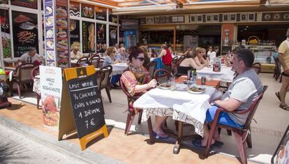 Turistas en una terraza de Benidorm. 