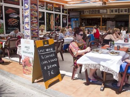 Turistas en una terraza de Benidorm. 