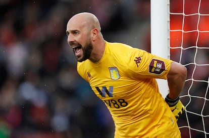 Reina, con el Aston Villa.