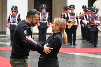 El presidente ucranio, Volodímir Zelenski, saludaba a la primera ministra de Italia, Giorgia Meloni, este sábado en el palacio Chigi, en Roma.