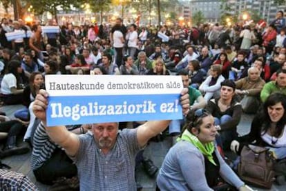 Simpatizantes de Bildu esperan la decisión del Constitucional en El Arenal (Bilbao).