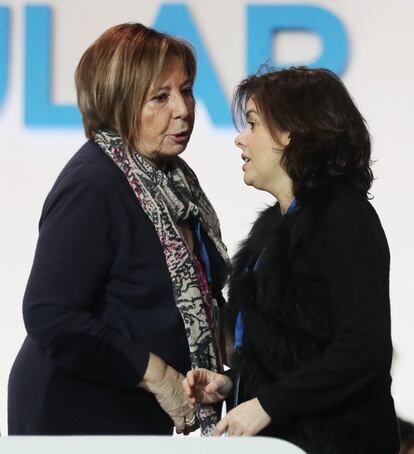 Celia Villalobos (izquierda) y Soraya Sáenz de Santamaría conversan.