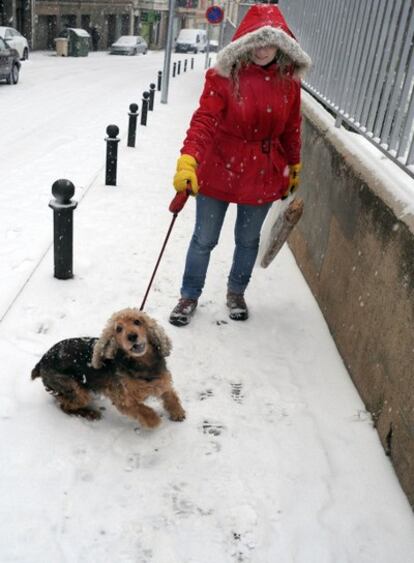 En la capital de la comarca catalana del Bages, Manresa, han caído hoy más de tres centímetros de nieve. El Ayuntamiento ha tenido que cortar algunas calles debido a las placas de hielo que se han formado.