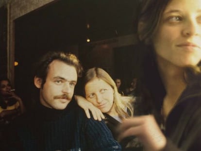 María Alché, junto a sus padres, en una fotografía vieja en la que se ha intr0ducido artificialmente.