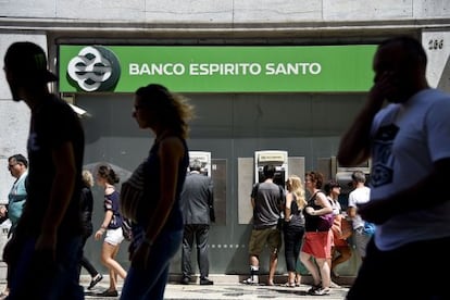 Un cajero del banco Espírito Santo en Lisboa