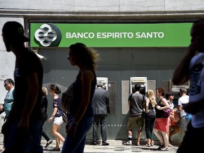 Un cajero del banco Esp&iacute;rito Santo en Lisboa