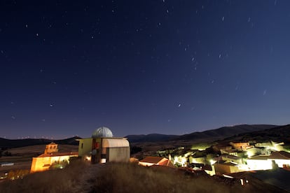 Ver las estrellas desde el castillo de Borobia. El observatorio del castillo de Borobia, junto al Moncayo, es un telescopio abierto al público en un pueblo de 240 habitantes. Fue inaugurado por el Ayuntamiento de la localidad en 2002, como un proyecto de desarrollo rural para aprovechar un recurso asociado a su despoblamiento: la limpieza y oscuridad de sus cielos por la ausencia de contaminación lumínica. Forma parte de ApEA, Asociación para la Enseñanza de la Astronomía. Realiza visitas nocturnas para contemplar estrellas y planetas, y actividades diurnas para ver el sol. También organiza sesiones especiales con motivo de efemérides astronómicas importantes como eclipses o movimientos planetarios. La concesión del certificado de Reserva Starlight 2023 a Soria la convierte en la primera provincia de España en ser un espacio natural que protege la calidad de su cielo.