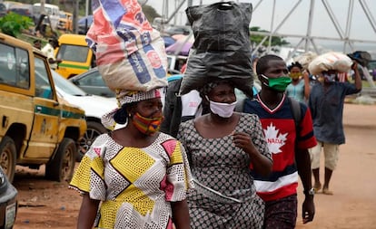 La gente lleva mascarillas en cumplimiento de la orden del Gobierno para frenar la propagación de la covid-19 en Lagos. Fotografía: