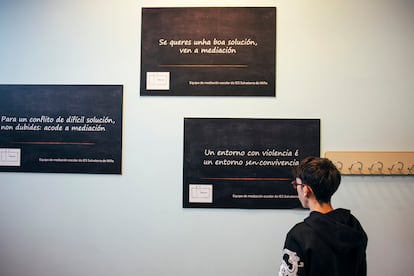 Un alumno del instituto de Salvaterra de Miño, en Pontevedra, mira unos carteles sobre la convivencia en el centro. 